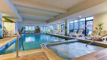 Piscine couverte, accès possible de 08 h 00 à 22 h 00, chaises longues