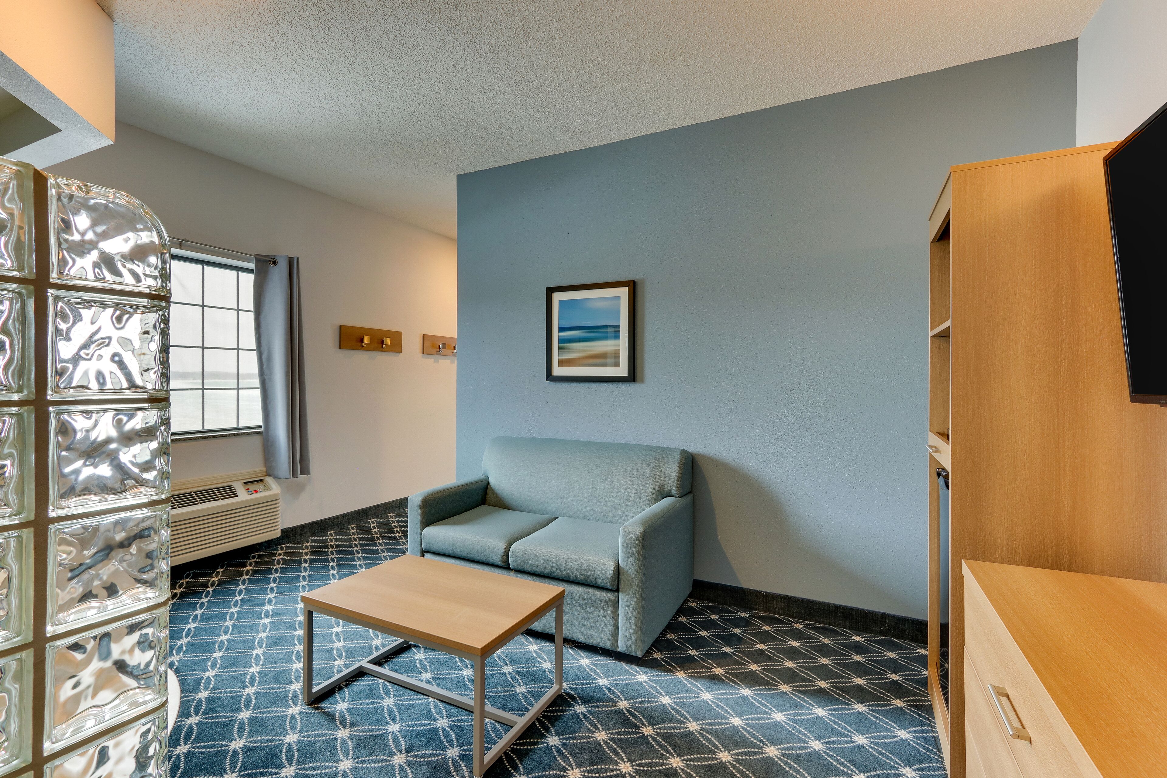 deluxe suite, 1 bedroom, jetted tub, balcony, beachside | in-room safe, desk, iron/ironing board, free wifi