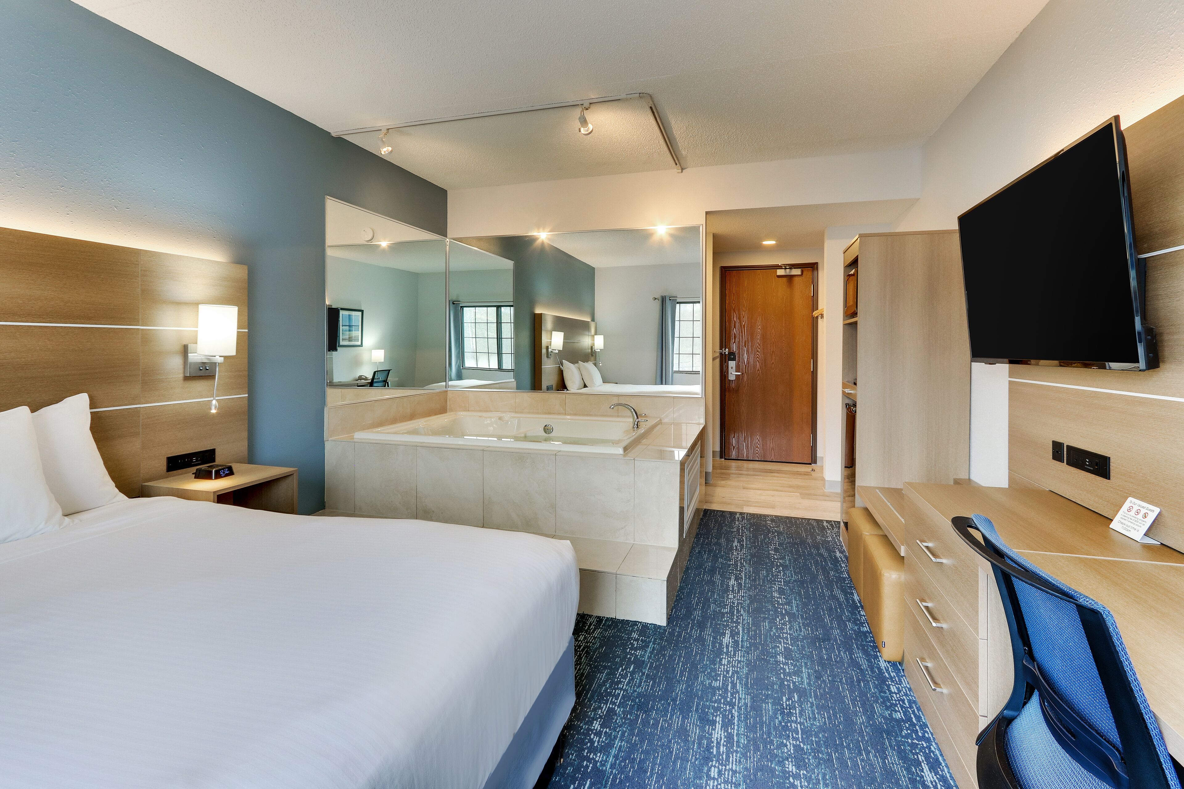 premium room, 1 queen bed, jetted tub (no view) | in-room safe, desk, iron/ironing board, free wifi