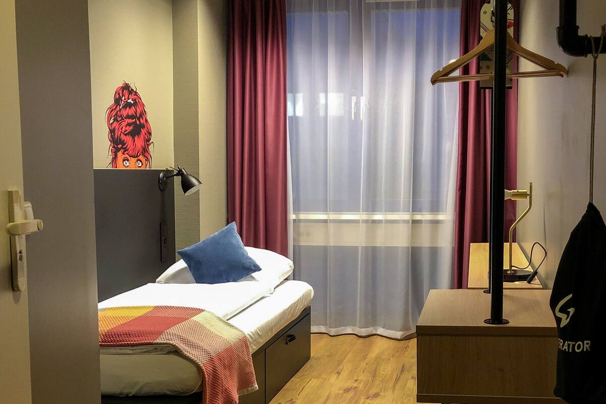 Single Room, Private Bathroom | Blackout drapes, WiFi (free), bed sheets