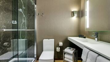 Combined shower/tub, hydromassage showerhead, designer toiletries