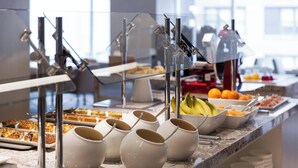 Ein reichhaltiges Buffet mit verschiedenen Speisen und Geschirr.