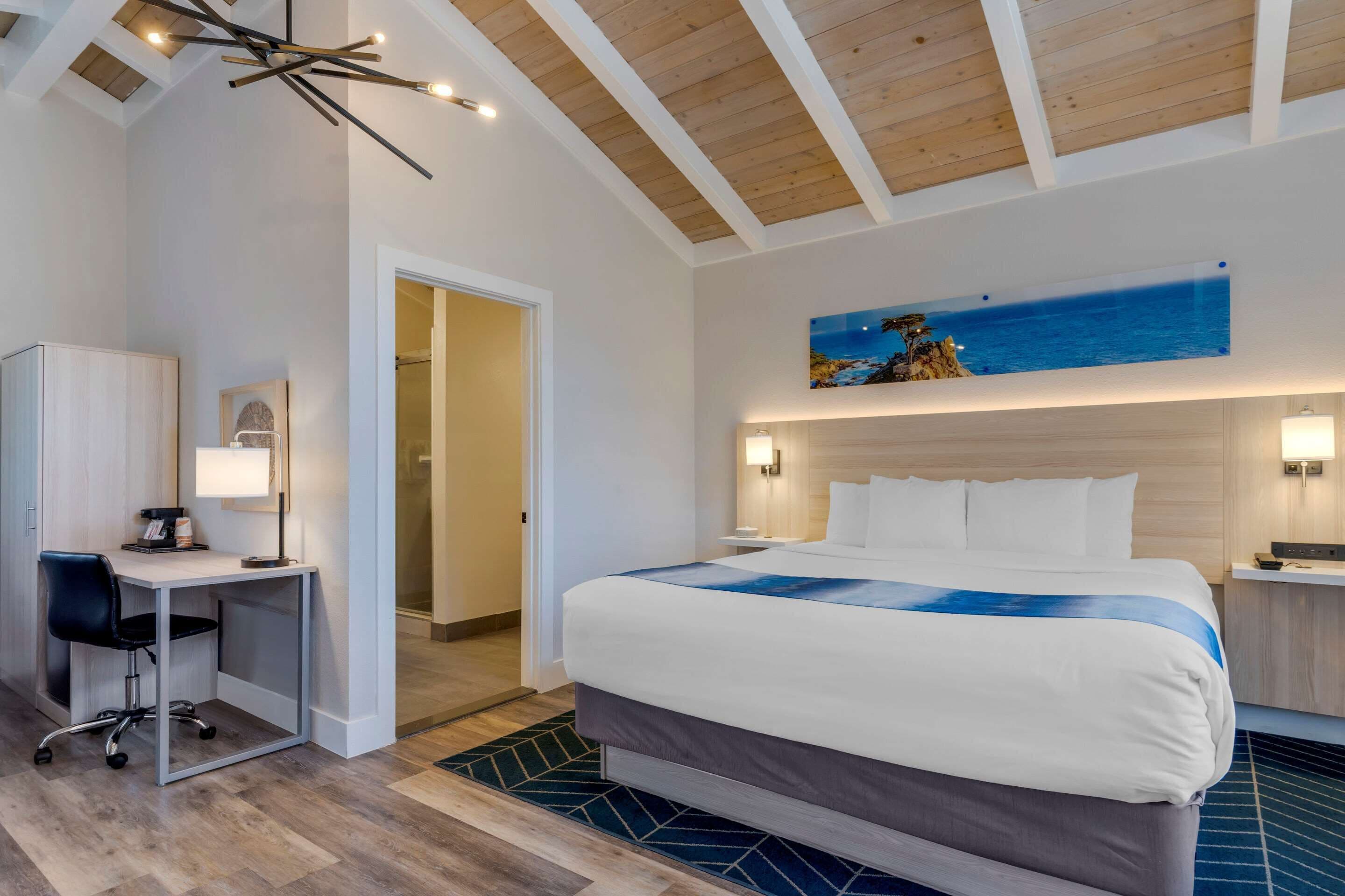 in-room safe, desk, laptop workspace, blackout curtains