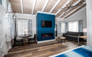 Brankas, meja kerja, ruang kerja ramah laptop, dan tirai kedap cahaya