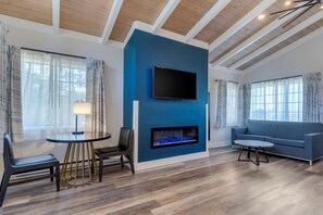 In-room safe, desk, laptop workspace, blackout drapes - Comfort Inn Carmel By The Sea (Carmel)