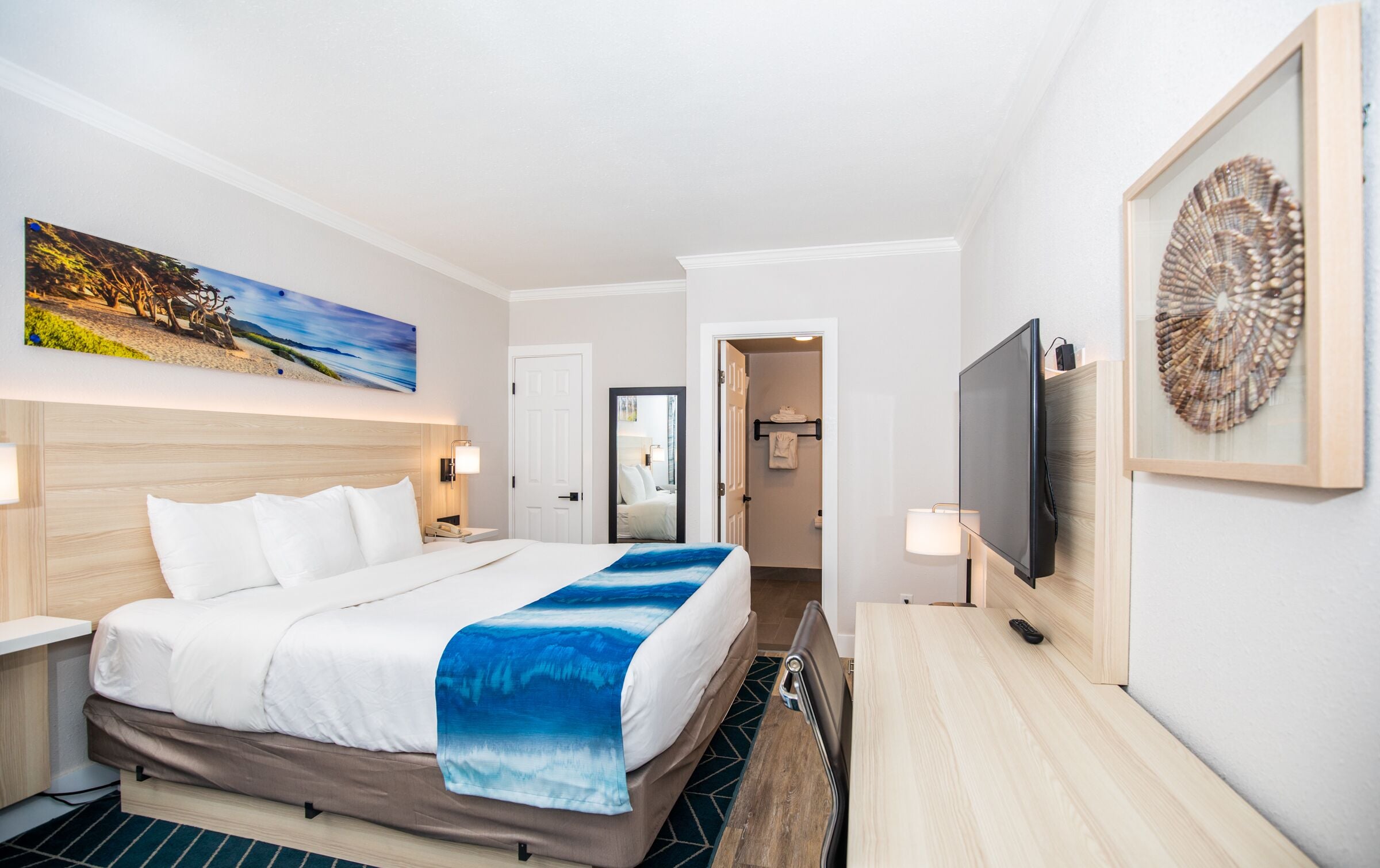 standard room, 1 king bed, non smoking | in-room safe, desk, laptop workspace, blackout curtains