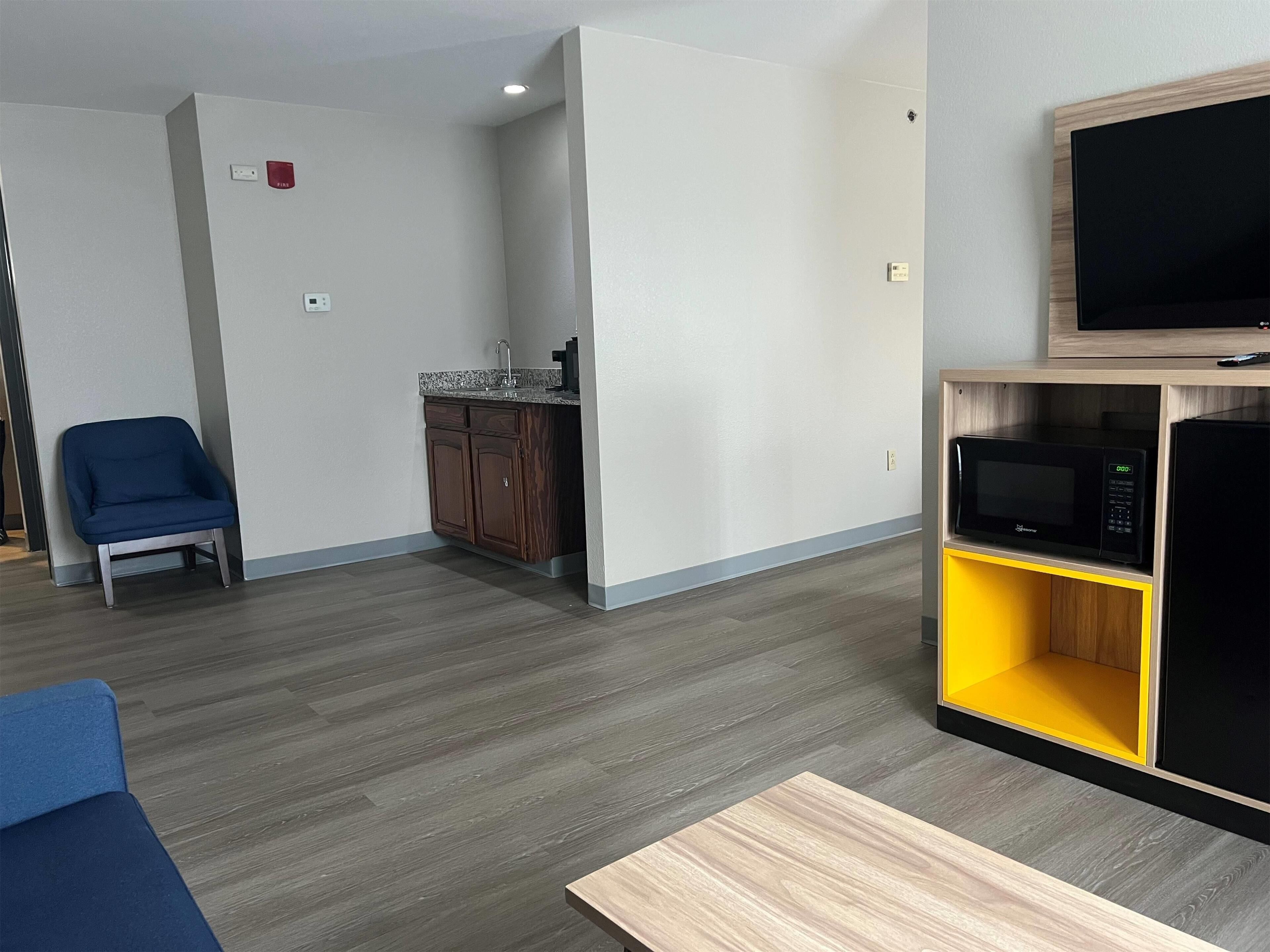 suite, 1 king bed, non smoking | individually furnished, desk, iron/ironing board, free wifi