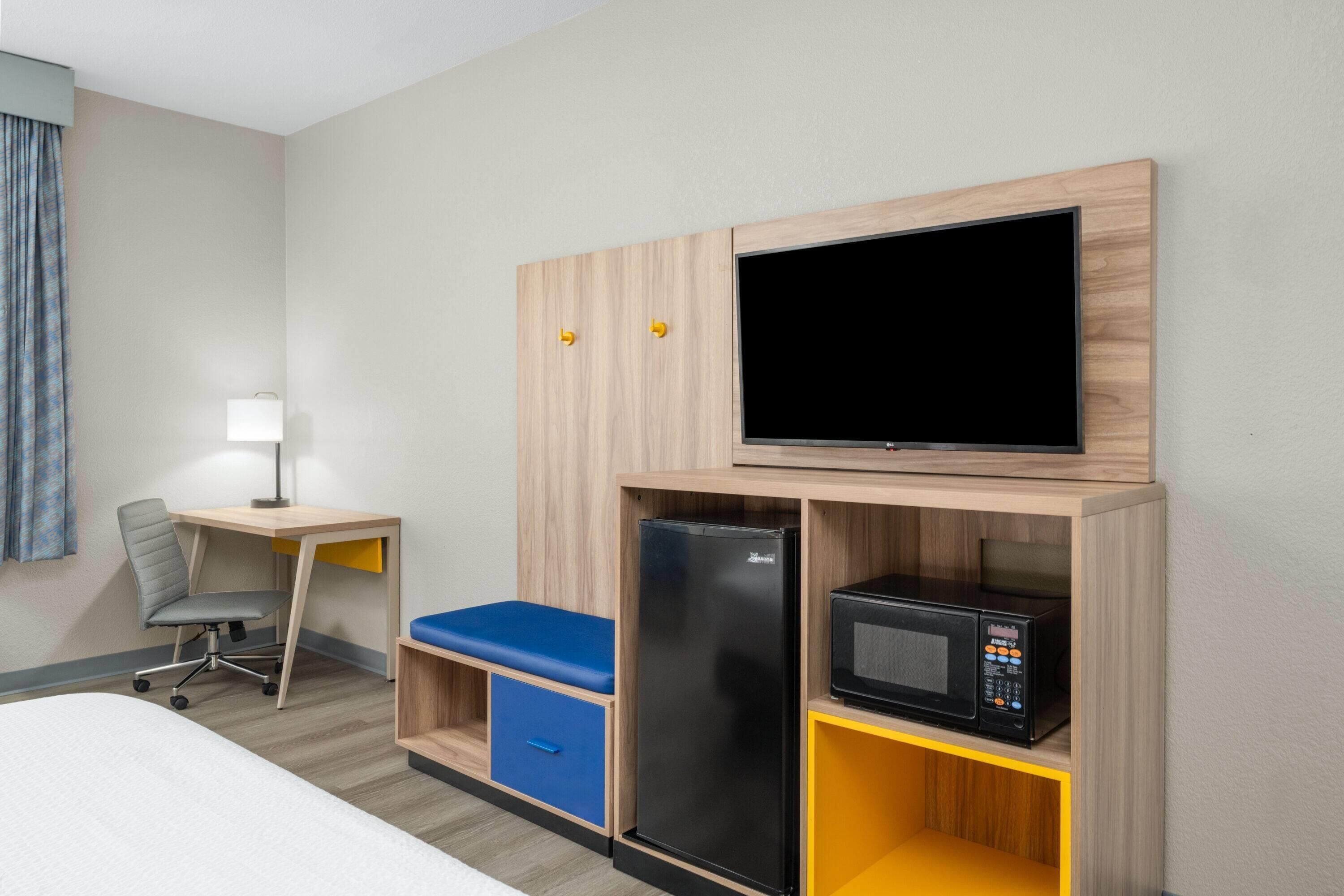 Chambre, 1 très grand lit, accessible aux personnes à mobilité réduite (Bathtub w/ Grab Bars) | Ameublement unique, bureau, fer et planche à repasser