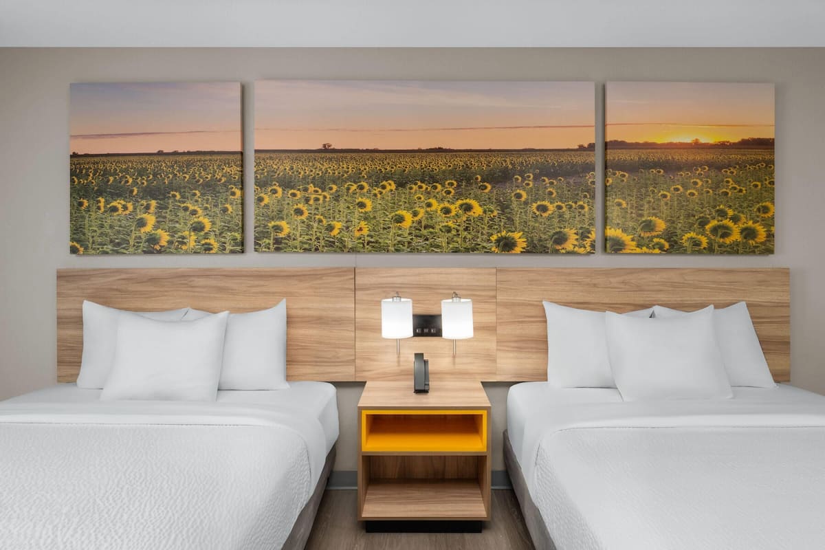 Ameublement unique, bureau, fer et planche Ă repasser