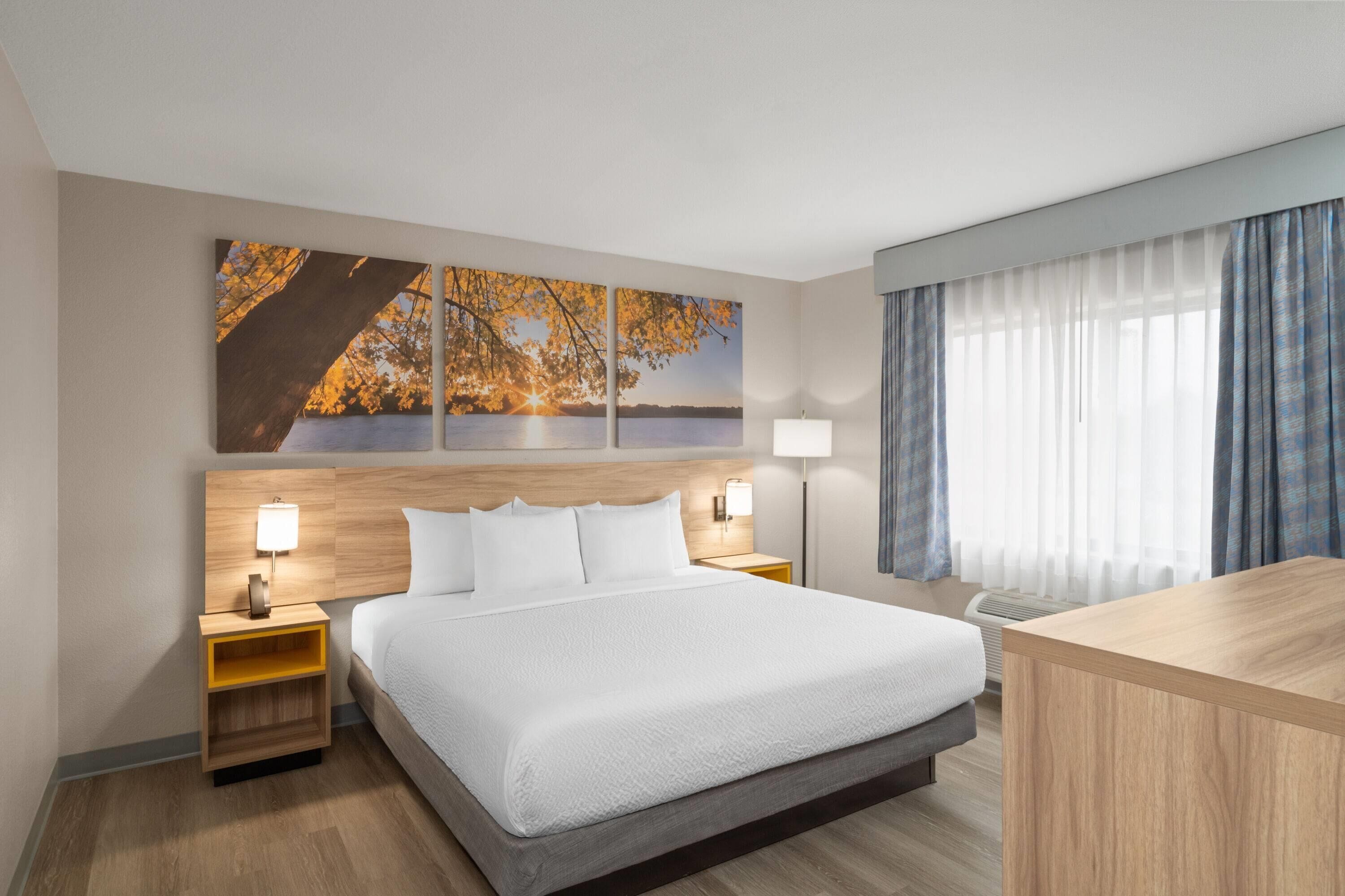 Sviitti, 1 suuri parisänky, tupakointi kielletty | Yksilöllisesti kalustettu, työpöytä, silitysrauta/-lauta, ilmainen Wi-Fi