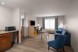 Suite, 1 King Bed, Non Smoking | Individually furnished, desk, iron/ironing board, free WiFi - Days Inn by Wyndham Coffeyville (Coffeyville)