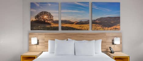 Kamar, 1 Tempat Tidur King, difabel mobilitas, Bebas Asap Rokok (Roll-in Shower) | Dilengkapi dengan perabotan berbeda-beda dan meja kerja