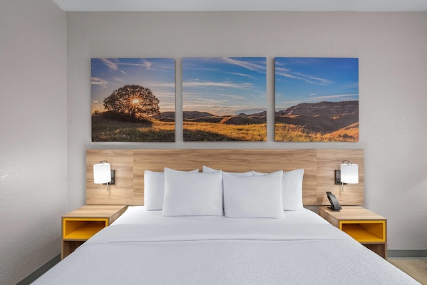 Muebles diferentes, escritorio y tabla de planchar con plancha