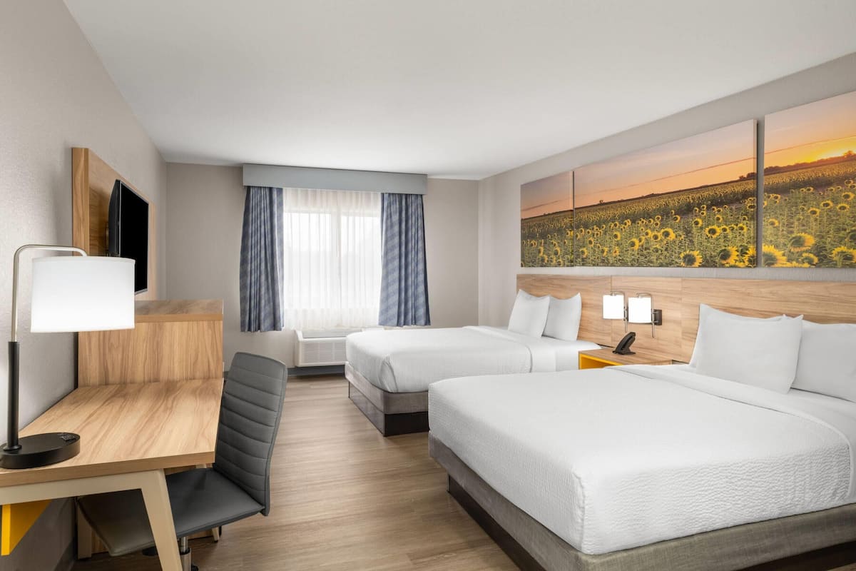 Chambre, 2 grands lits, non-fumeur | Ameublement unique, bureau, fer et planche Ă repasser