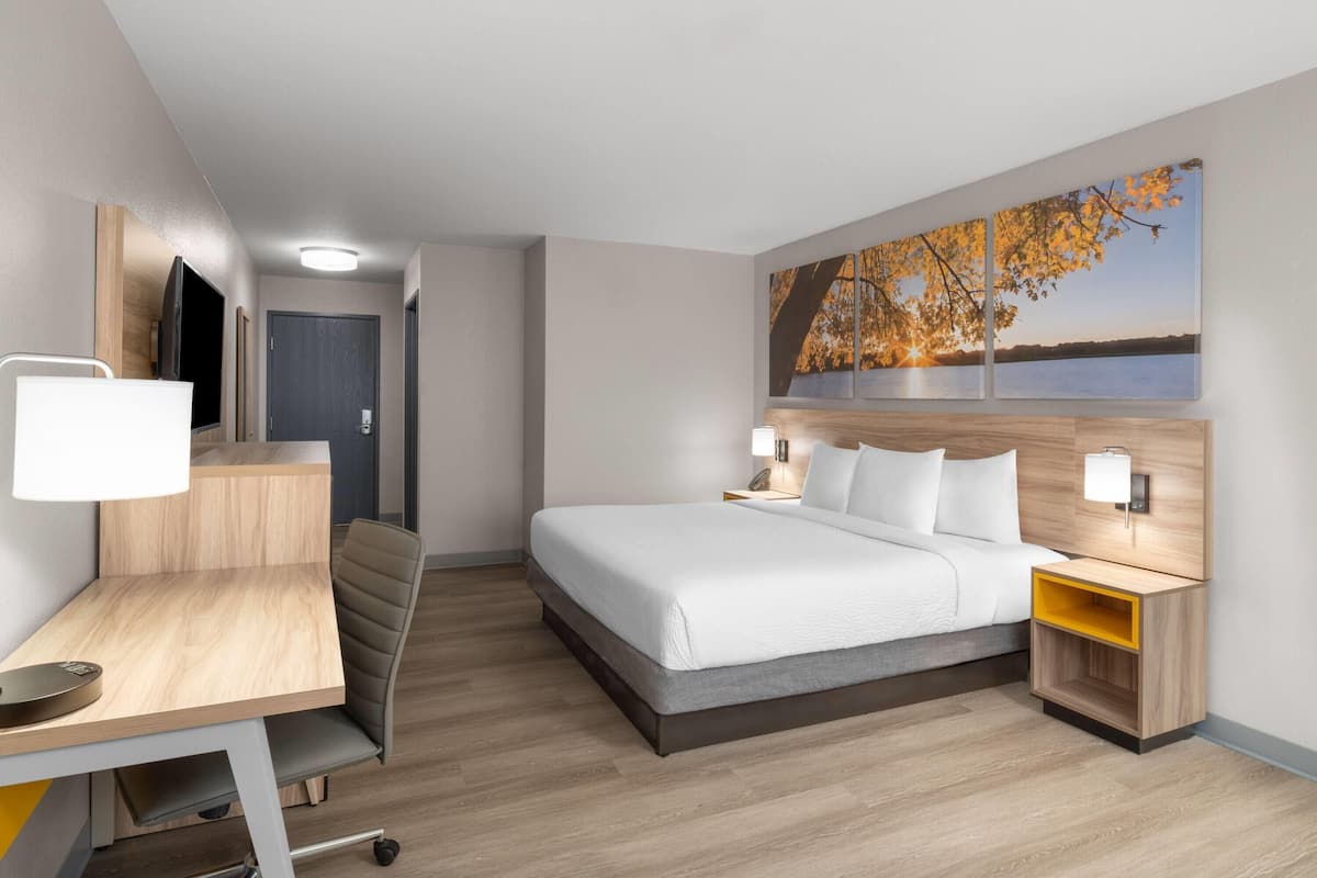 Chambre, 1 trĂšs grand lit, non-fumeur | Ameublement unique, bureau, fer et planche Ă repasser