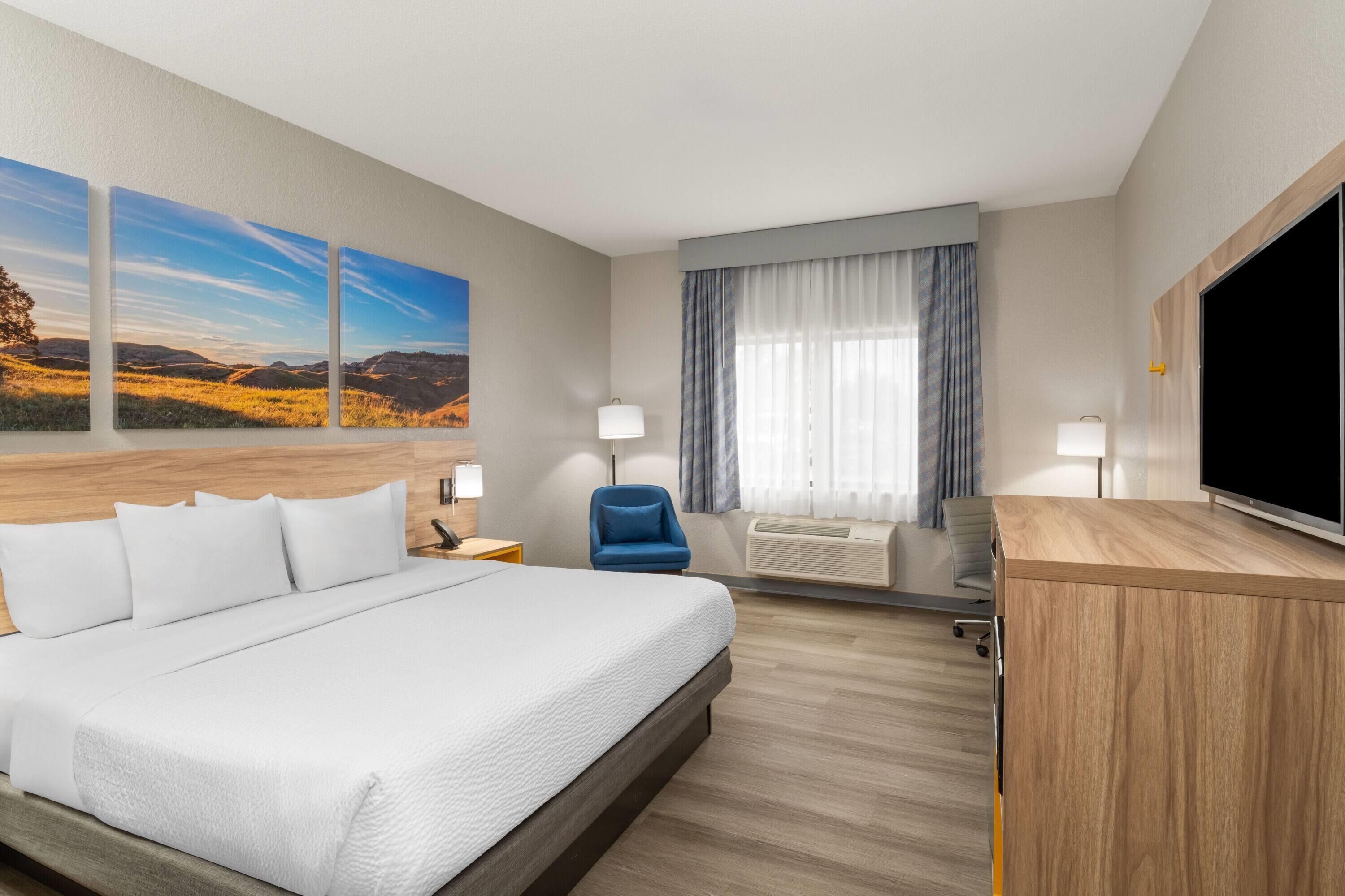 Chambre, 1 très grand lit, accessible aux personnes à mobilité réduite, non-fumeur (Roll-in Shower) | Ameublement unique, bureau, fer et planche à repasser