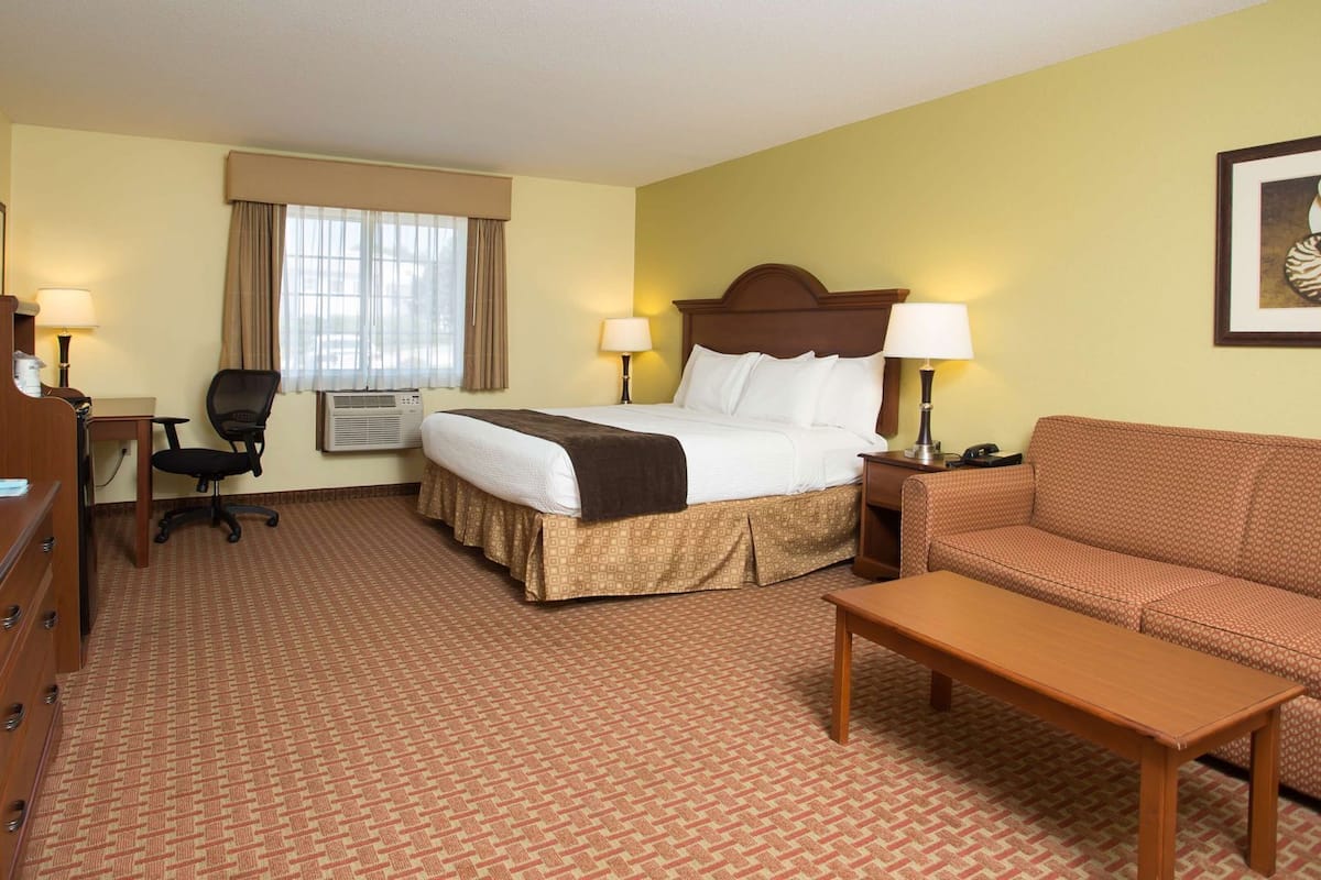 Premium bedding, individually decorated, individually furnished, desk