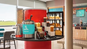 Un buffet de petit-déjeuner proposant des flocons d’avoine Quaker, du lait et divers autres aliments.