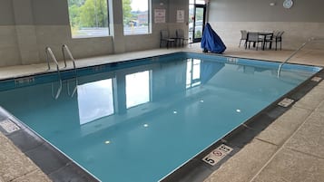 Innendørsbasseng og solsenger