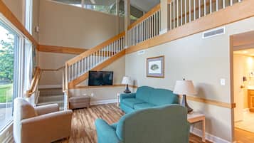 1 bedroom, desk, blackout drapes, soundproofing