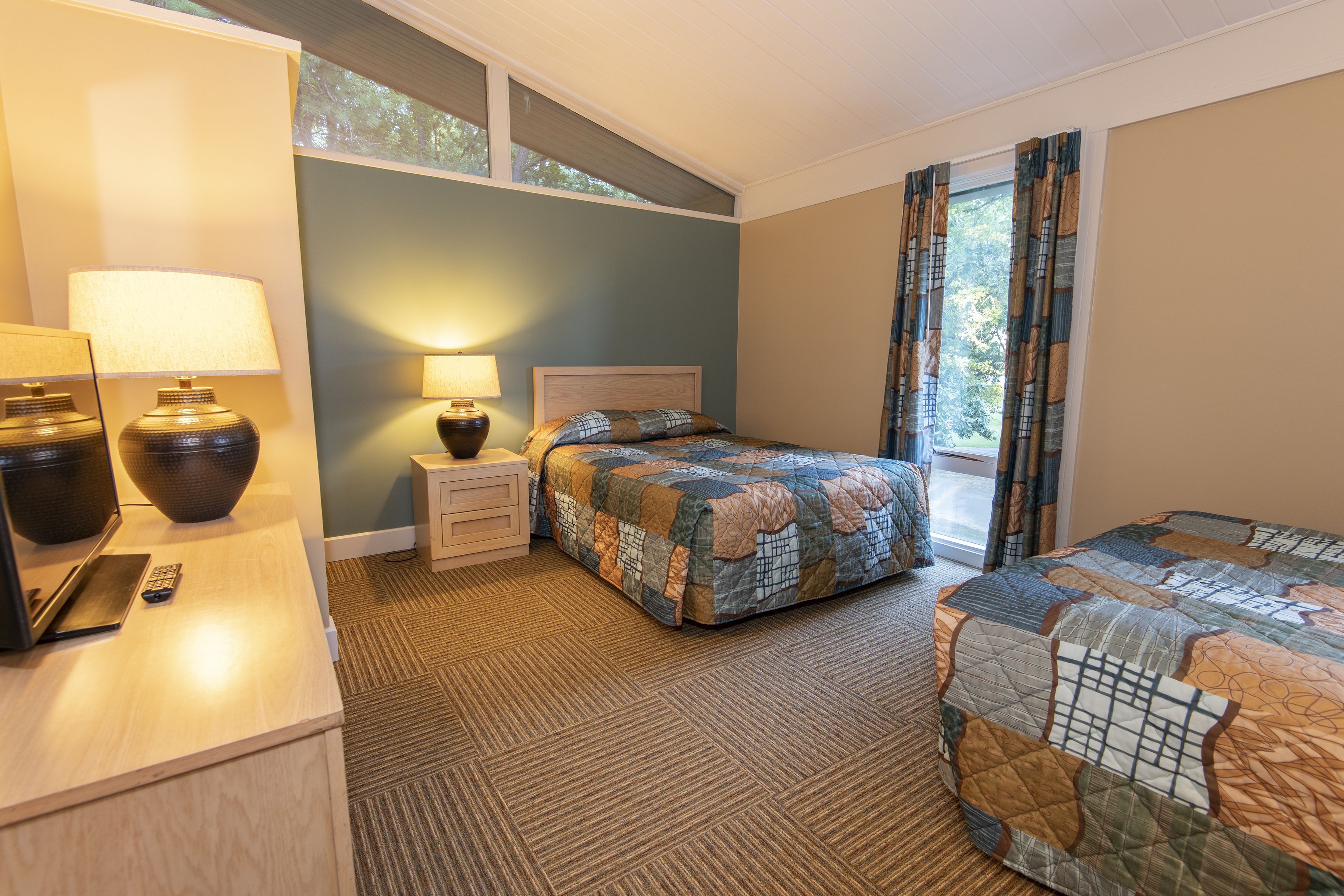 1 bedroom, desk, blackout curtains, soundproofing