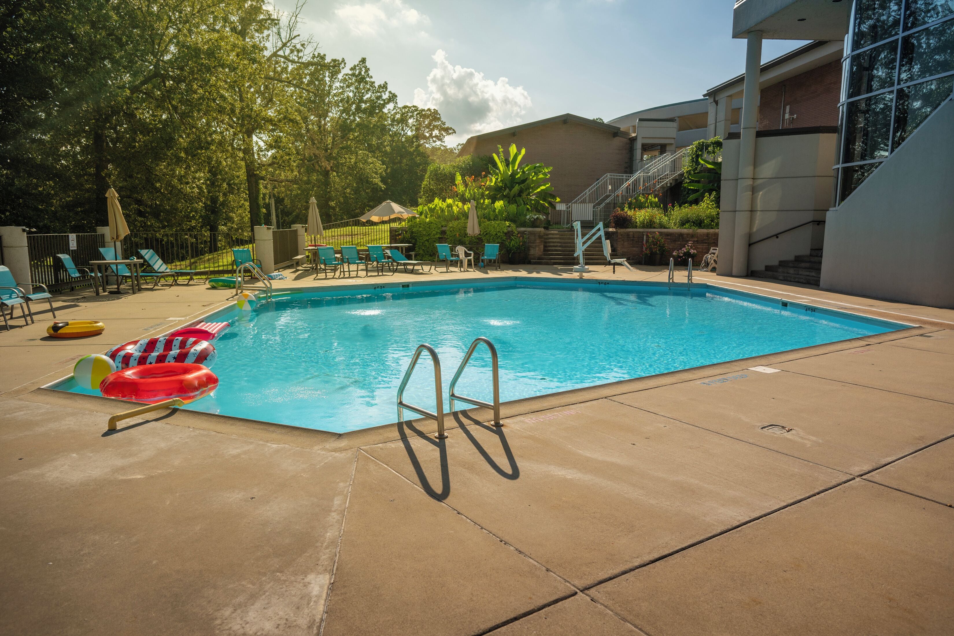 Alberca al aire libre por temporada y camastros 