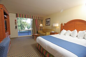 デスク、遮光カーテン、防音設備、アイロン / アイロン台