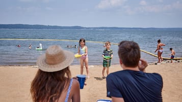 På stranden, volleyboll, motorbåtsåkning och fiske