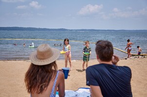 En la playa, vóleibol de playa, paseos en botes a motor, pesca