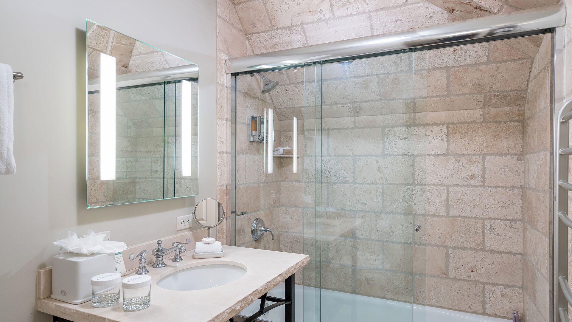 room (hotel columbia 44) | bathroom | free toiletries, towels