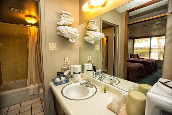 Toalettartikler (inkludert), hårføner, håndklær og såpe