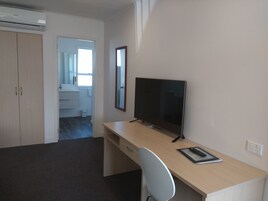 Deluxe Studio, 1 King Bed | Iron/ironing board, free WiFi, bed sheets