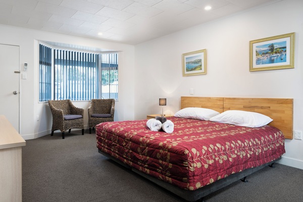 Tabla de planchar con plancha, wifi gratis y ropa de cama