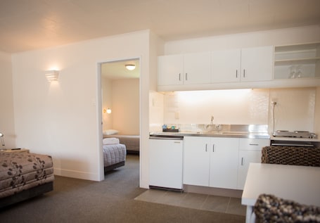 Tabla de planchar con plancha, wifi gratis y ropa de cama