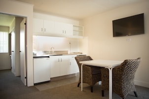 Suíte família, 1 quarto | Ferros/tábuas de passar roupa, Wi-Fi de cortesia, roupa de cama