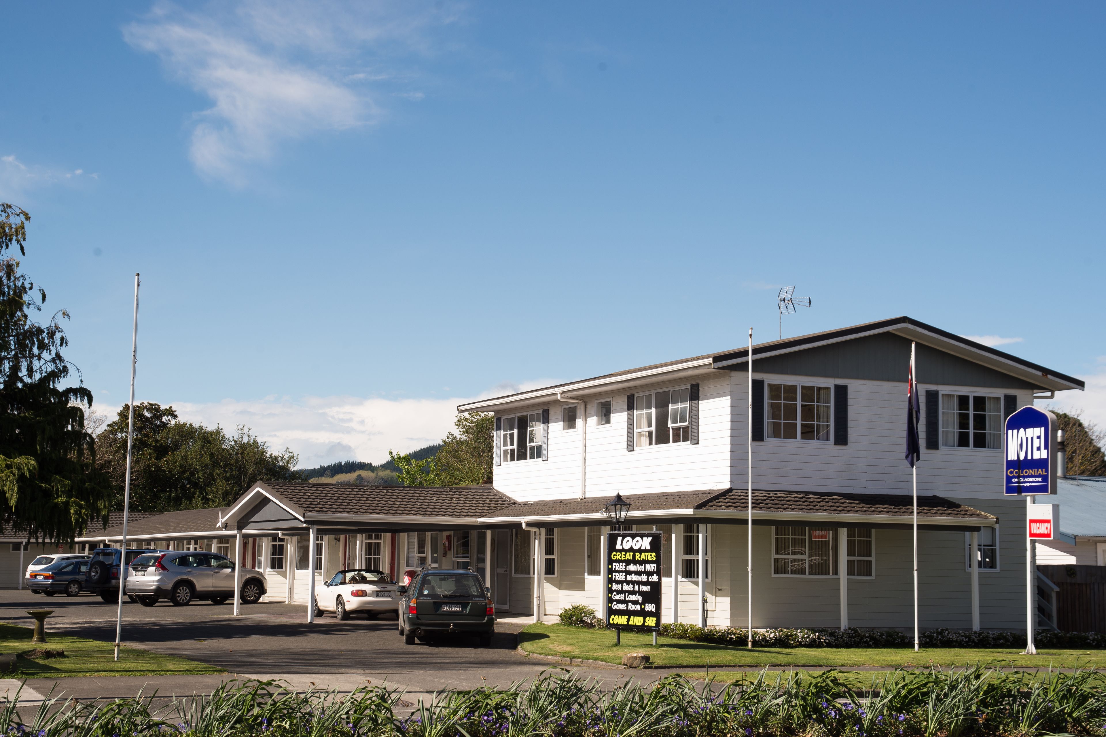Un motel con un cartel que anuncia tarifas excelentes y Wi-Fi gratuito.