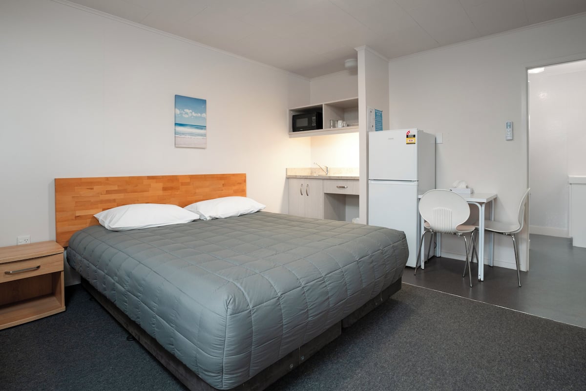 Monolocale Standard, 1 letto king | Ferro/asse da stiro, Wi-Fi gratuito, lenzuola
