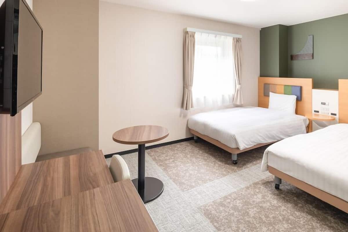 Luxe beddengoed, een bureau, een laptopwerkplek