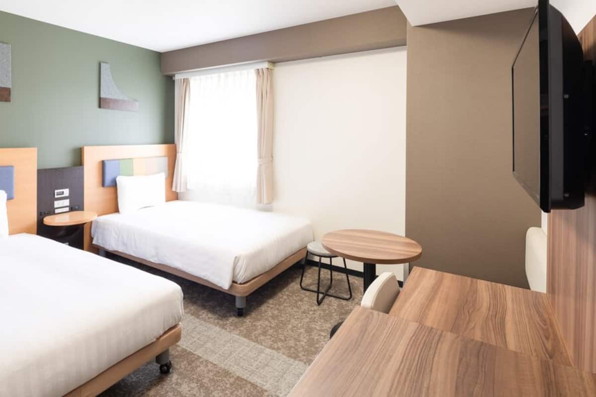 Luxe beddengoed, een bureau, een laptopwerkplek