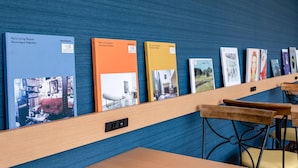 Un mur où sont alignées une série de livres intitulés « Salons parisiens » et « Salons berlinois », tous deux écrits par Dominique Nabokov.