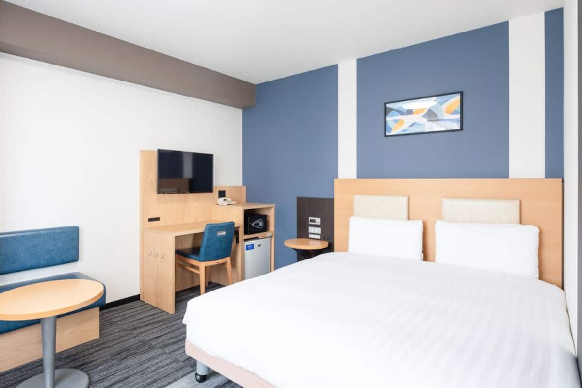 Luxe beddengoed, een bureau, een laptopwerkplek