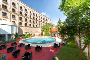 Outdoor pool, sun loungers - MOVE INN Jeddah (Jeddah)