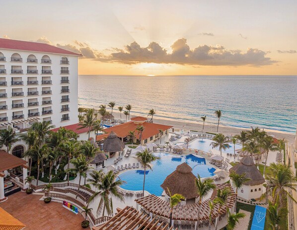 Beach nearby, sun loungers, beach umbrellas, beach towels - GR Solaris Cancun & Spa - All Inclusive (Cancun)