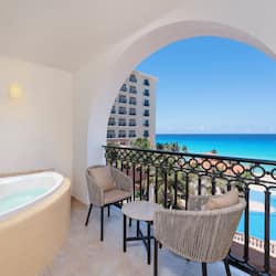 Deluxe Room, Balcony 1 King Bed, Jetted Tub, Oceanfront | Free minibar items, in-room safe, desk, blackout drapes