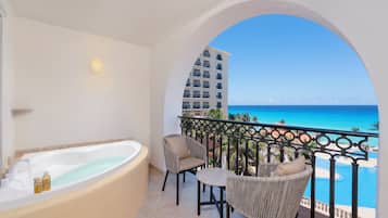 Deluxe Room, Balcony 1 King Bed, Jetted Tub, Oceanfront | Artículos del minibar gratis y caja de seguridad en la habitación