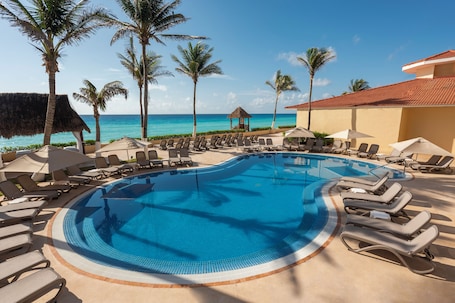 3 piscinas al aire libre, sombrillas, sillones reclinables de piscina