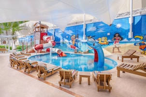 3 piscinas al aire libre, sombrillas, sillones reclinables de piscina