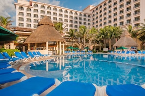 3 outdoor pools, pool umbrellas, sun loungers
