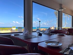 4 restaurants, servant le déjeuner et le souper; cuisine internationale
