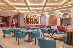 5 restaurants; breakfast, lunch, and dinner served